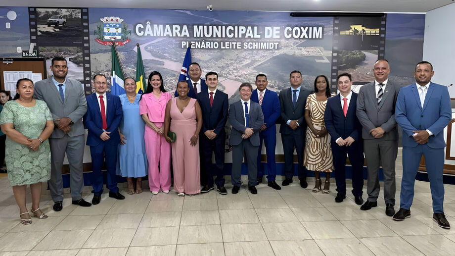 Vereadores empossados para a 12ª legislatura da Câmara Municipal de Coxim posam para foto oficial após cerimônia que também marcou a eleição de Luiz Eduardo (PP) como presidente da Mesa Diretora.