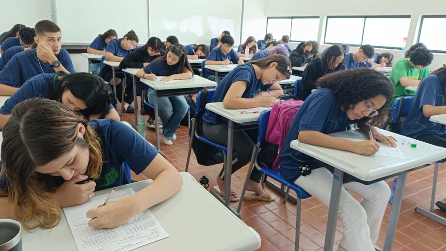 Ano letivo de 2025 para o ensino médio em MS terá 200 dias de aulas, combinando atividades presenciais e online.