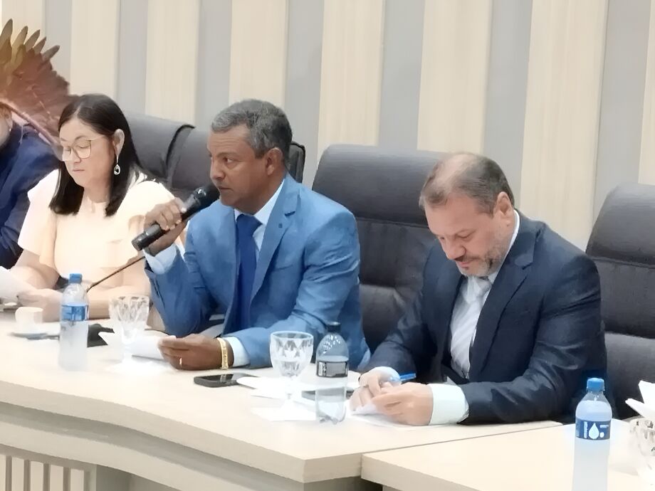 O evento marcou a posse dos novos membros do Legislativo e a oficialização de Hélio como chefe do Executivo municipal após decisão do TSE.