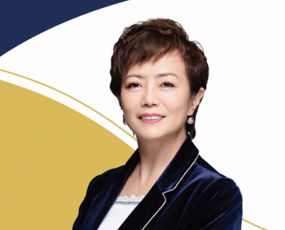 Stella Li, vice-presidente da BYD, é eleita Personalidade Mundial do Ano no setor automotivo após liderar a produção de 10 milhões de veículos eletrificados e expandir a marca globalmente.