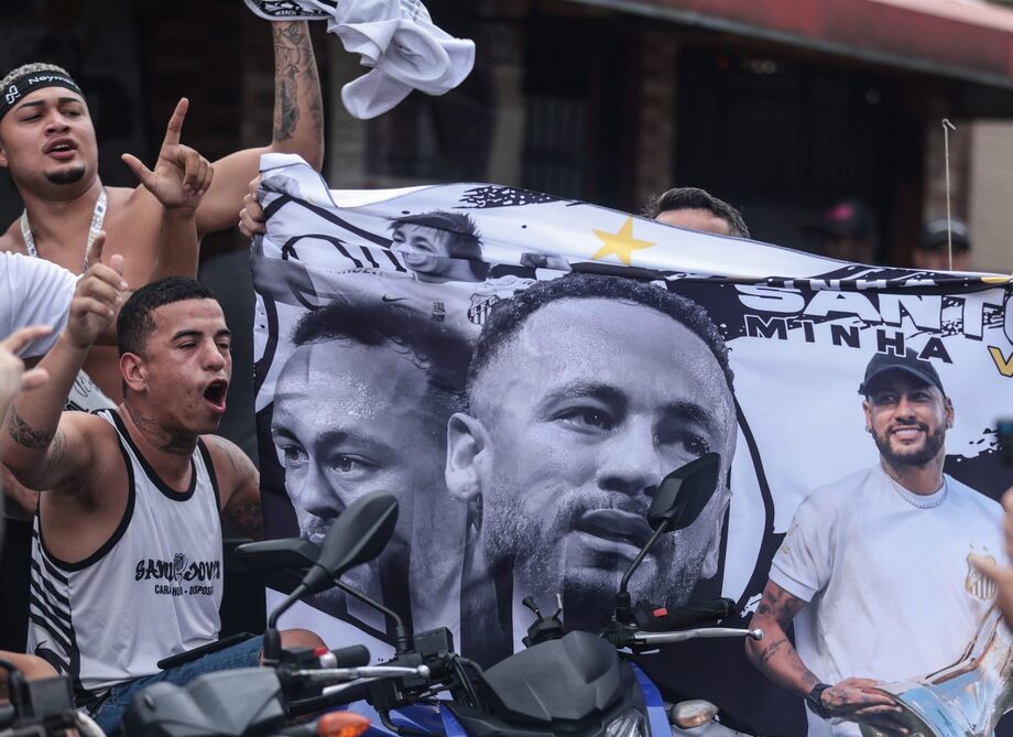 Neymar reuniu milhares de santistas dentro e fora da Vila Belmiro