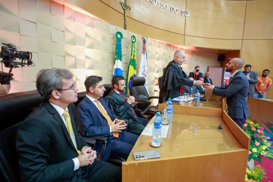 O Presidente do TJMS, Desembargador Sérgio Fernandes Martins, dá as boas-vindas a um dos 17 novos juízes substitutos durante a solenidade de posse realizada no Plenário do Tribunal de Justiça de Mato Grosso do Sul nesta segunda-feira (13).