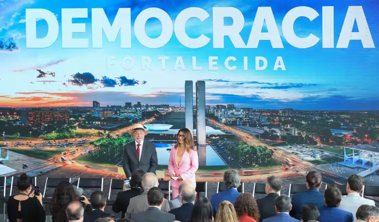 Em discurso sobre os dois anos do 8 de Janeiro, Lula afirma: A democracia venceu e reforça compromisso com justiça e igualdade.