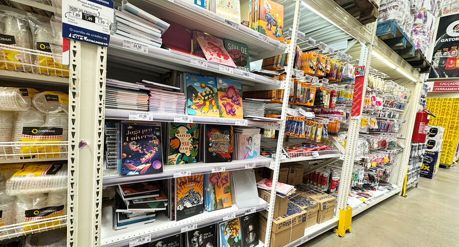 Supermercados Fort Atacadista e Comper oferecem variedade e preços competitivos em materiais escolares
