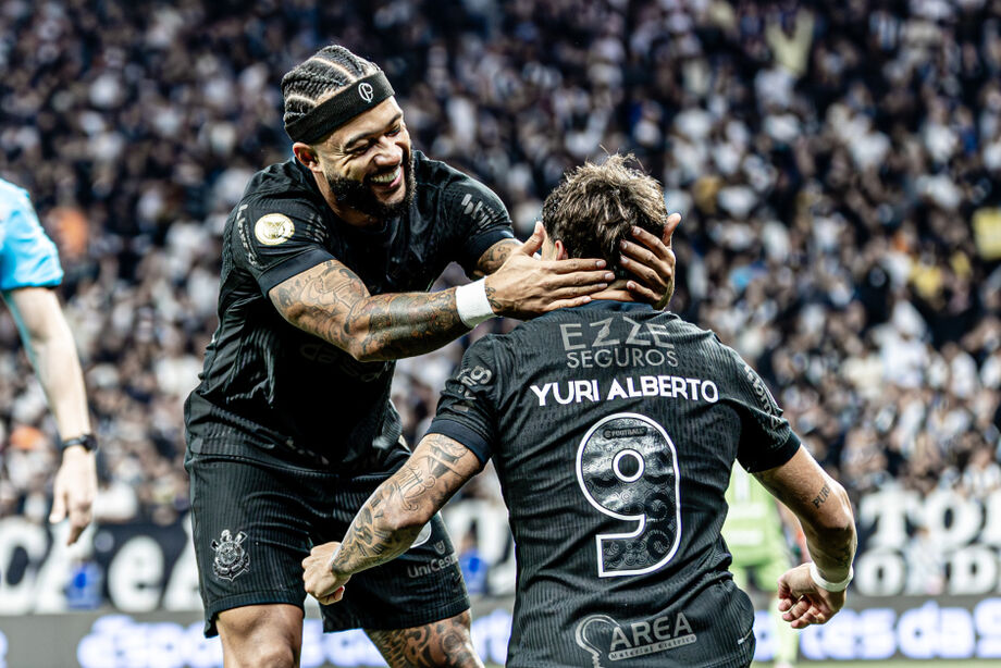 Yuri Alberto e Memphis Depay vivem grande momento pelo Corinthians.