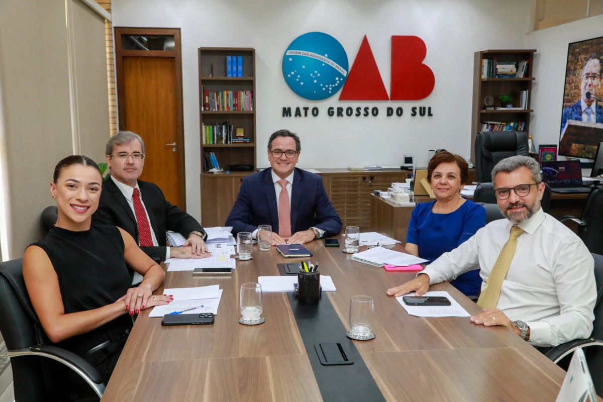 Da esquerda para a direita: Leticia Arrais Miranda Guimarães (secretária-geral adjunta), Luiz Renê Gonçalves do Amaral (secretário-geral e corregedor-geral), Bitto Pereira (presidente), Marta do Carmo Taques (vice-presidente) e Fabio Nogueira Costa (diret