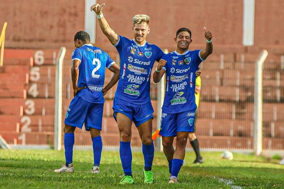 Wendel (7) comemora o primeiro gol do Ivinhema na goleada imposta ao Operário no Jacques da Luz