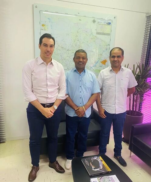 O prefeito de Paranhos, Hélio Acosta (à direita), e o presidente da Câmara, Claudenir (Chacal, ao centro), reunidos com Rodrigo Perez Ramos, secretário de Governo (SEGOV), em Campo Grande, para discutir projetos prioritários para o município.