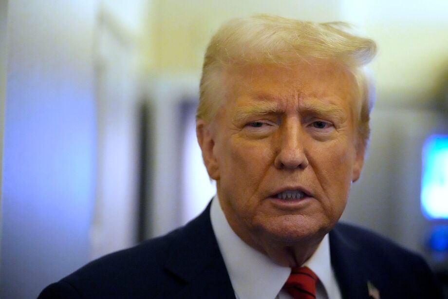 Donald Trump conversando com jornalistas a bordo do Air Force One. Nesta segunda-feira, seu governo ordenou o congelamento de parte dos gastos federais.
