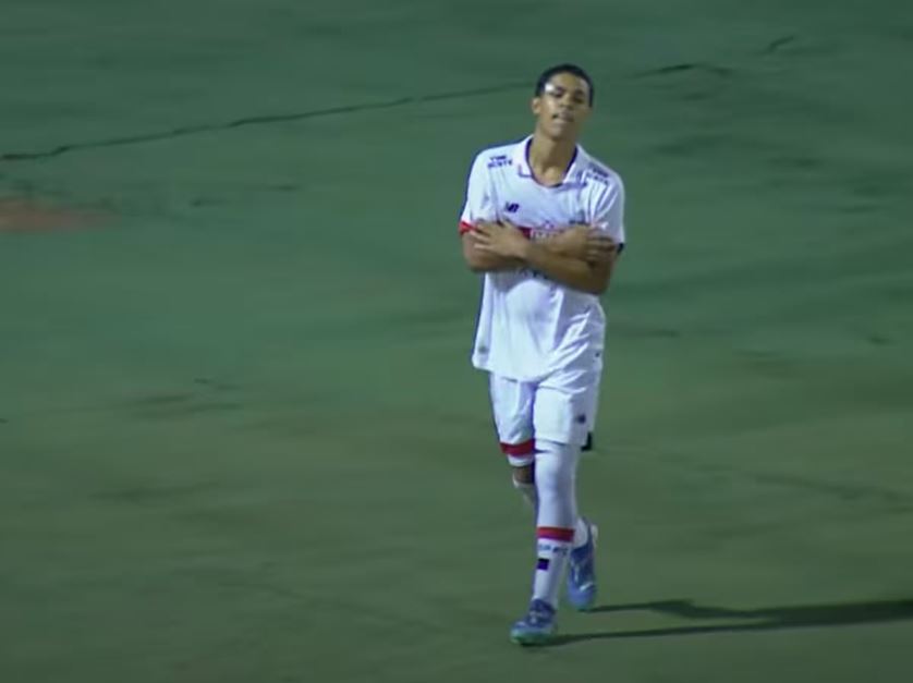 Ryan Francisco comemora um de seus gols na semifinal