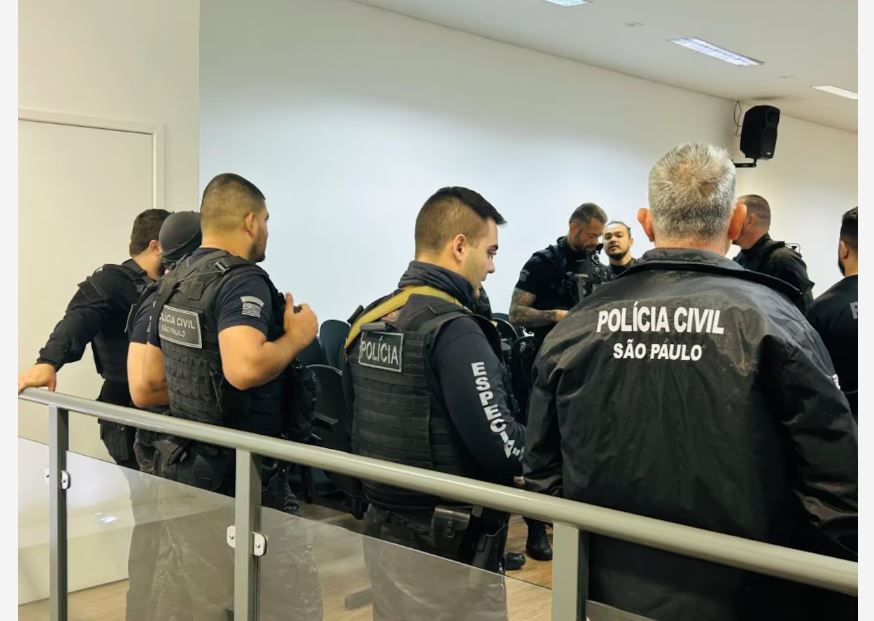 Agentes da Polícia Civil durante operação contra Ong supostamente vinculada ao PCC.