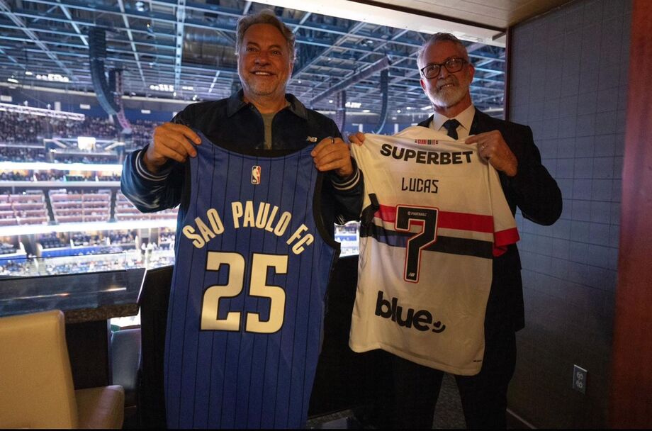 Julio Casares esteve na partida entre Orlando Magic e Philadelphia 76ers, pela NBA, além de atletas como Lucas e Calleri, destacados pela transmissão de TV.