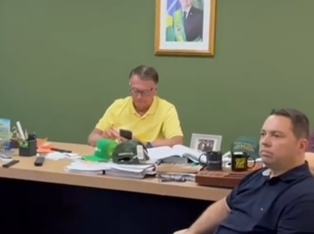 Deputado Rodolfo Nogueira assiste posse de Trump pela TV ao lado de Bolsonaro em Brasília