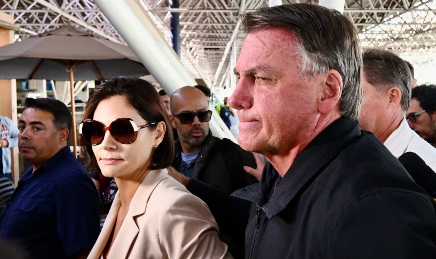 Jair Bolsonaro não compareceu à posse pois está com o passaporte retido pela investigação por tentativa de golpe de Estado após as eleições de 2022.