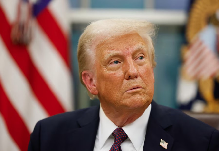 Presidente Donald Trump assina decretos executivos na Casa Branca