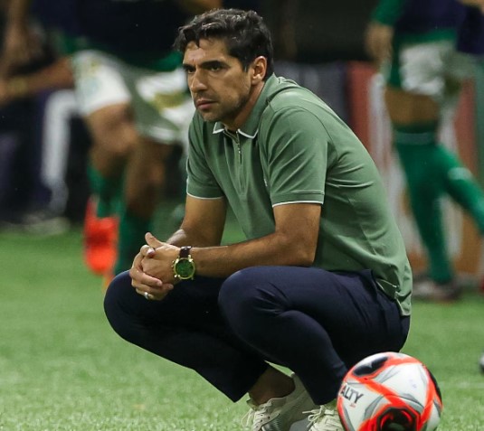 Abel Ferreira havia indicado fim do ciclo do Palmeiras, mas, nesta terça-feira, reiterou estar feliz no clube