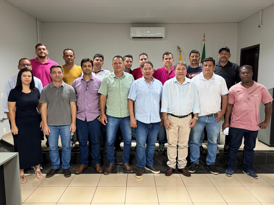 Gerson Claro ao lado do prefeito Jaime Soares, vereadores e lideranças de Selvíria, reforçando o compromisso com o desenvolvimento do município.