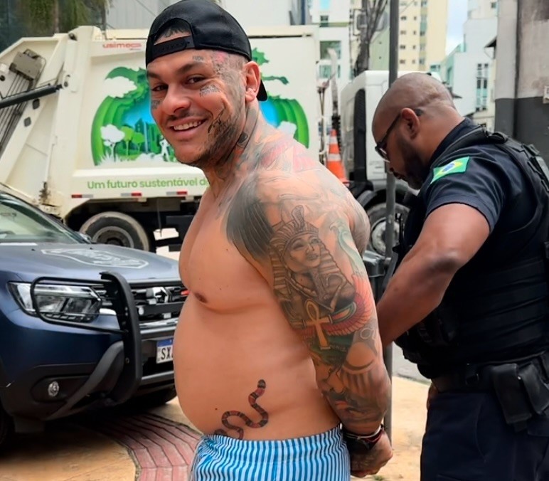 Influenciador Tiago Toguro é detido por desacato em Balneário Camboriú.