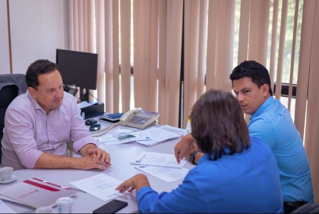 Deputado Caravina com o Prefeito Julio Buguelo de Gloria de Dourados e Secretario Adjunto da casa civil Valtinho