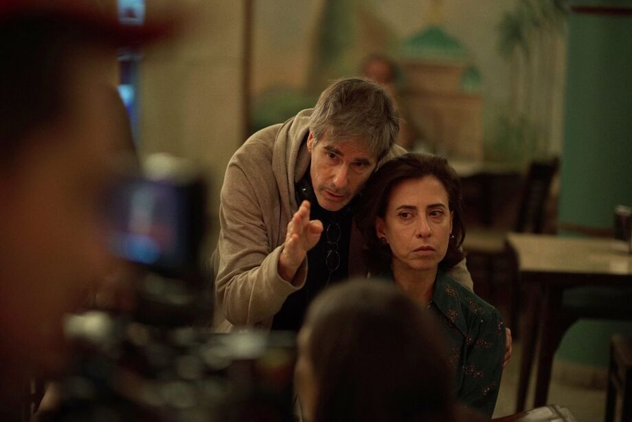 O diretor Walter Salles e a atriz Fernanda Torres nos bastidores de 'Ainda Estou Aqui'