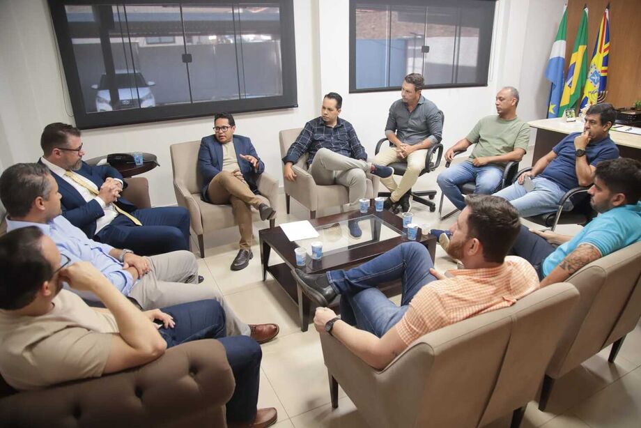 Vereadores de Campo Grande e o deputado Marcos Pollon reunidos na Câmara Municipal para debater demandas locais e a articulação de emendas federais.