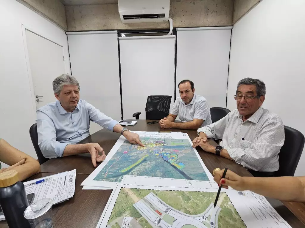 Prefeito Nelson Cintra e secretário Jaime Verruck discutem detalhes do Plano Diretor de Porto Murtinho, que visa preparar a cidade para ser o portal da Rota Bioceânica.