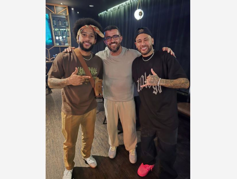 Neymar posa em foto ao lado de Memphis e reage a pedido para jogar no Corinthians