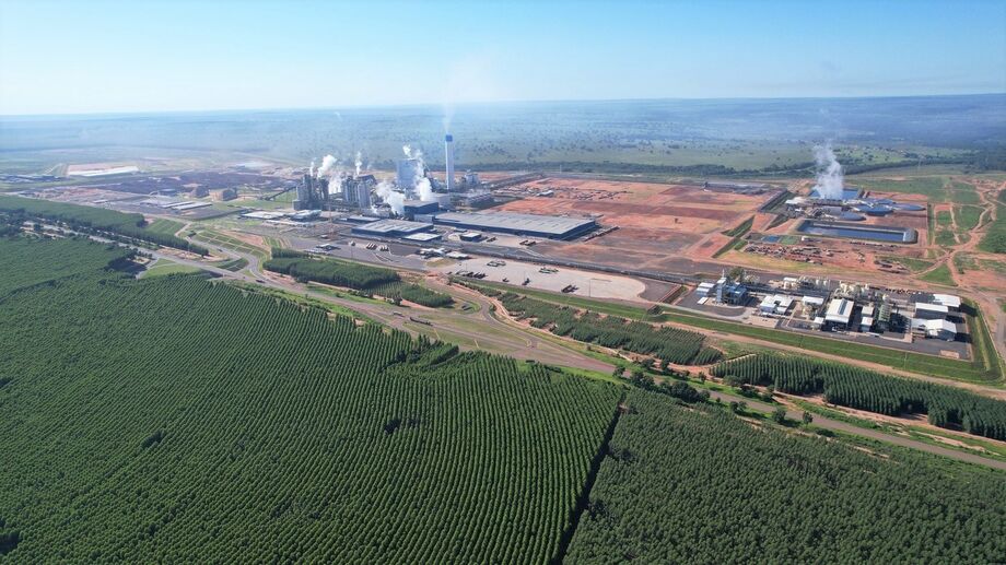 Nova fábrica em Ribas do Rio Pardo atinge marca histórica na produção de celulose em tempo recorde, consolidando liderança no setor.