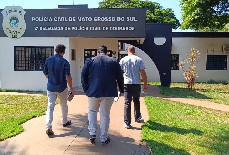 Motorista chegou acompanhado pelos advogados na delegacia de DOurados