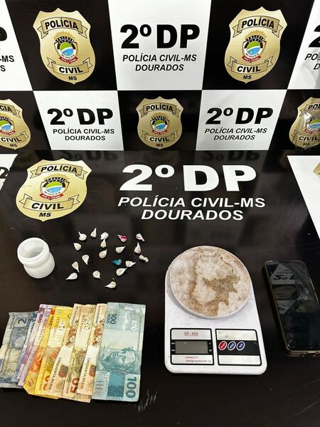 Crack, dinheiro e balança foram apreendidos.