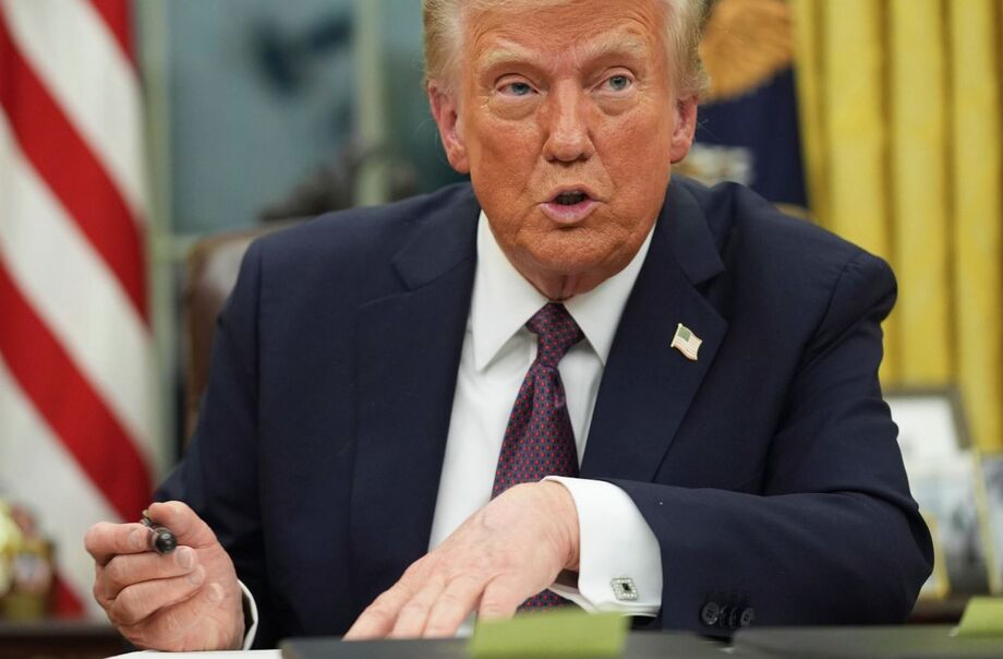 Trump assina segunda leva de decretos no Salão Oval da Casa Branca.