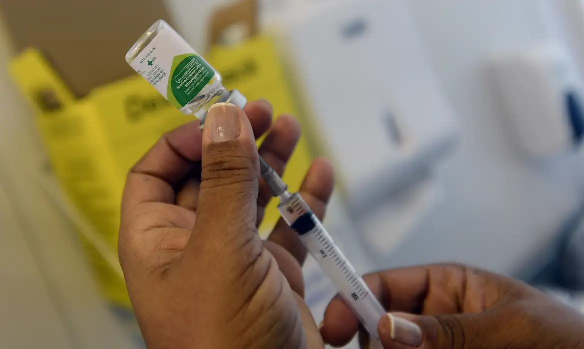 Autoridades de saúde reforçam a importância da vacinação como principal medida preventiva contra o vírus e suas complicações