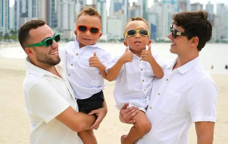 O casal de influenciadores Lucas Rangel e Lucas Bley com os gêmeos argentinos Thiago e Leo