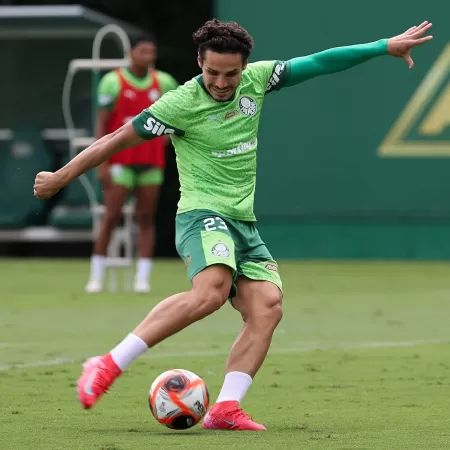 Raphael Veiga, do Palmeiras, durante treino na Academia de Futebol