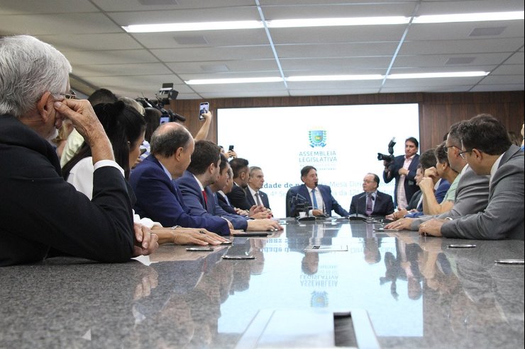 A posse da Mesa Diretora aconteceu nesta segunda-feira na sala de presidência da Assembleia Legislativa