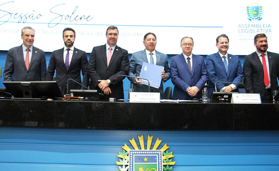 O governador Eduardo Riedel entregou o balanço anual e fez a leitura da mensagem