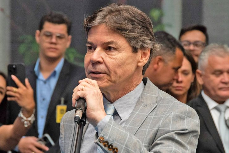 Paulo Duarte reitera pedido de retorada de cabos, fios e cordoalhas soltas na estrutura da rede elétrica.