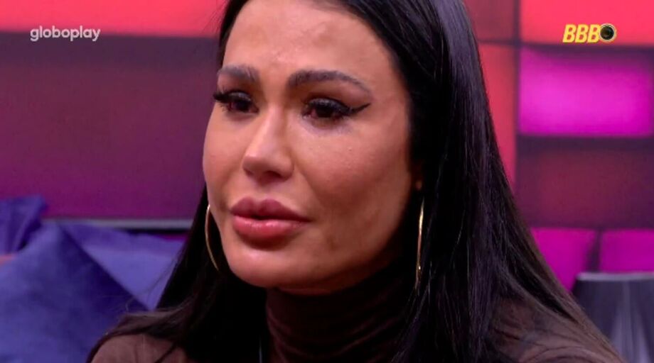 Confinada no Quarto Secreto, Gracyanne Barbosa acompanhou os comentários da sua eliminação