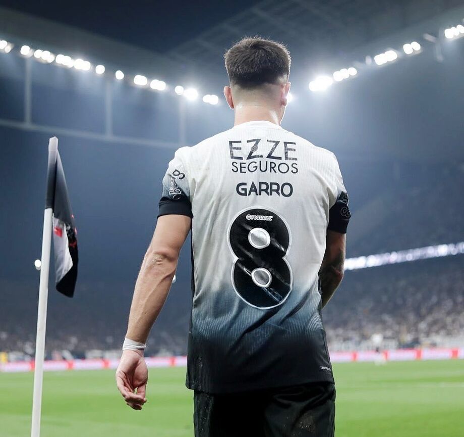 Meia Rodrigo Garro agora veste a camisa 8; Memphis Depay é novo camisa 10 do Corinthians