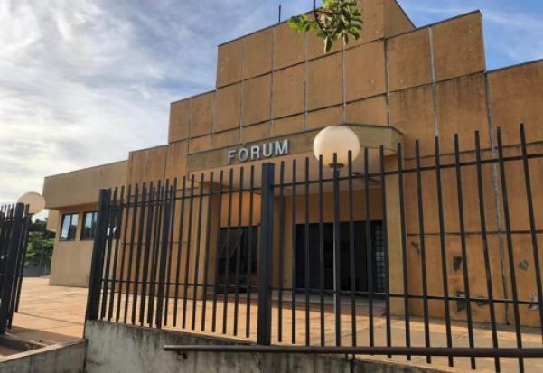 Fachada do Fórum de Itaquiraí, no Mato Grosso do Sul, onde tramita o processo de cobrança da comissão de corretagem relacionada à venda da Fazenda Philomena.