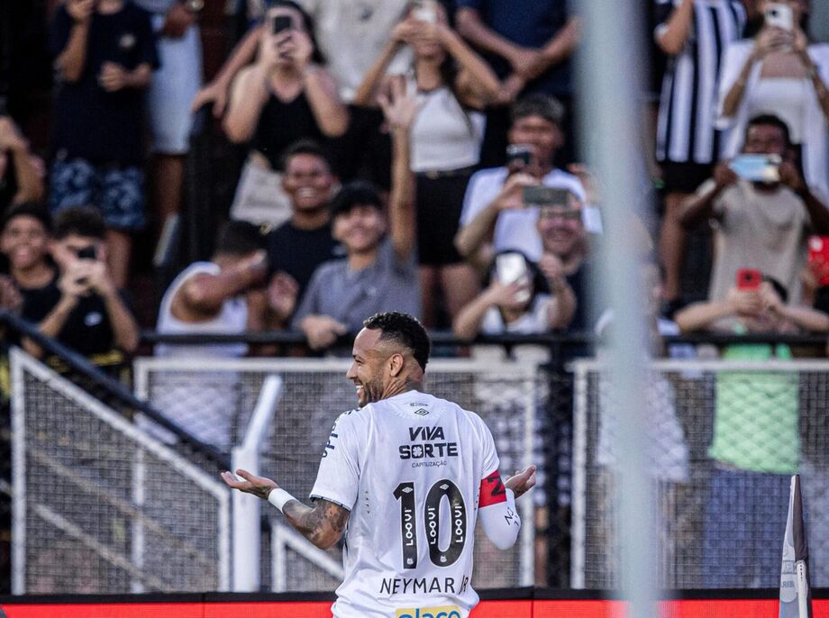 Neymar comemora gol pelo Santos no Paulistão