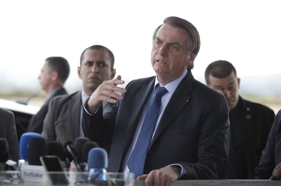 O ex-presidente Jair Bolsonaro (PL) fala à imprensa no Palácio da Alvorada.