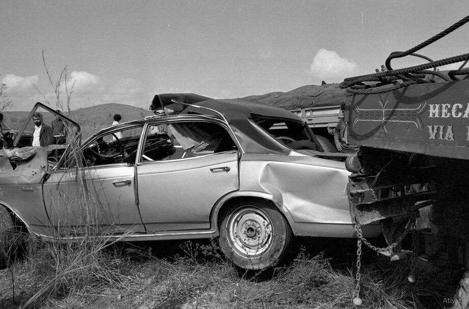 Destroços do veículo Opala em que viajava o ex-presidente Juscelino Kubitschek, JK, envolvido em acidente com um caminhão, no km 165 da Rodovia Presidente Dutra, próximo à cidade de Resende, no estado do Rio de Janeiro.