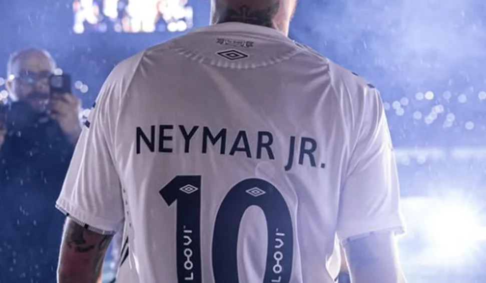 Neymar voltou aos treinos no Santos nesta segunda-feira, com boa movimentação e expectativa de reestreia contra o Botafogo-SP pelo Paulistão.