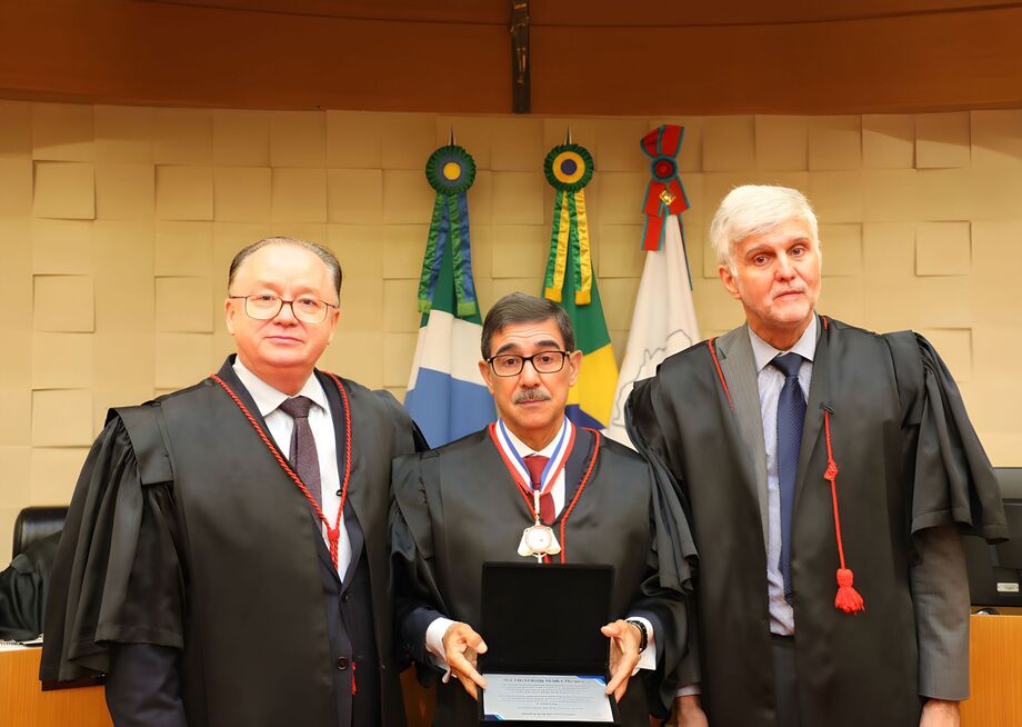 O desembargador Luiz Gonzaga Mendes Marques recebe o Colar do Mérito Judiciário durante sua despedida do Tribunal de Justiça de Mato Grosso do Sul, em sessão solene realizada nesta quarta-feira (19).