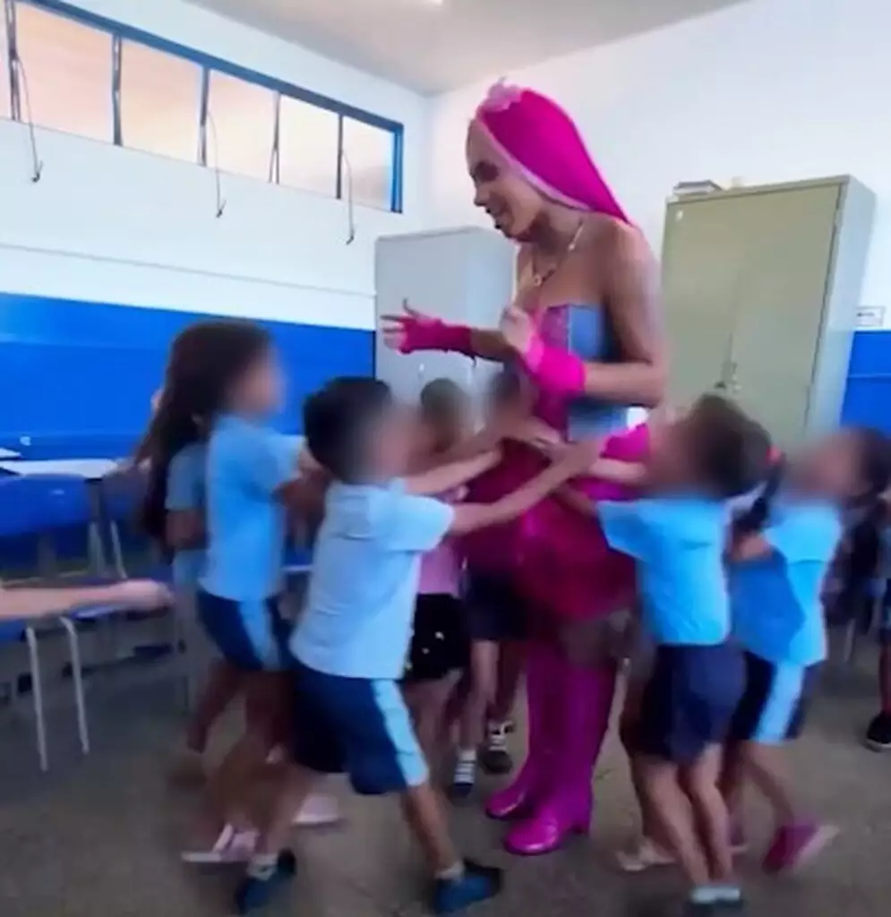 Secretaria de Educação abre procedimento administrativo para apurar caso de professora trans que usou fantasia de Barbie em escola de MS