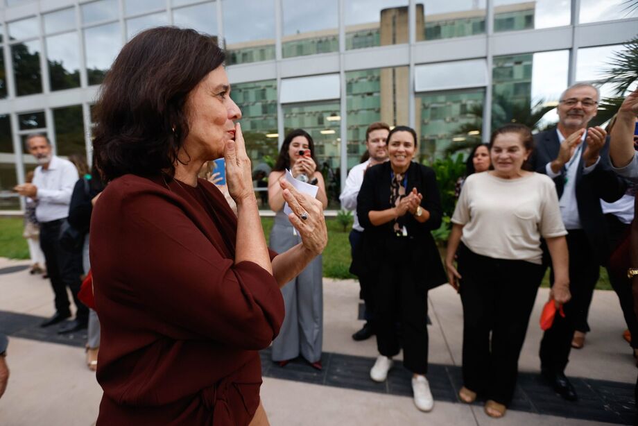 Funcionários do Ministério da Saúde realizaram uma cerimônia de despedida para a ex-ministra da saúde Nisía Trindade