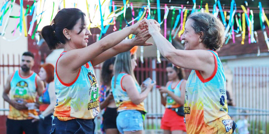 Com muita energia e sorrisos, foliões se entregam ao ritmo do forró durante o esquenta do Bloco Forrozeiros MS