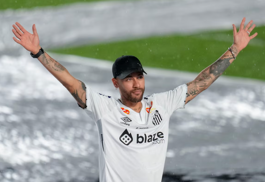 Neymar está oficialmente de volta ao Santos e plano do presidente é mantê-lo para além do acordo.