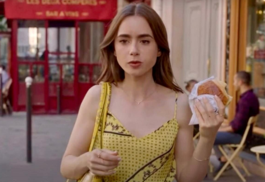 Lily Collins em cena de 'Emily in Paris'